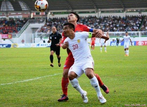  Công Phượng còn quá non khi đối đầu với hậu vệ già giơ như Đình Luật