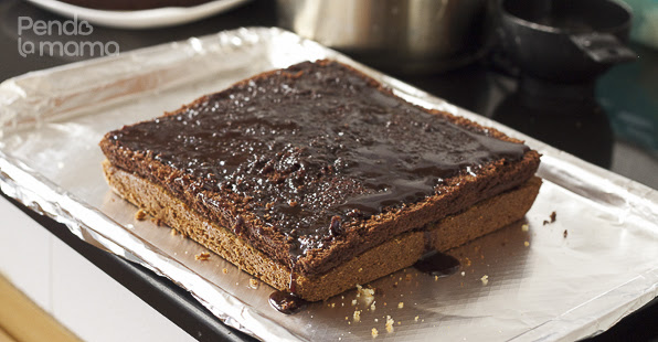 layers glaze cake between and La  Layered lemon chocolate Mama Pendo cake