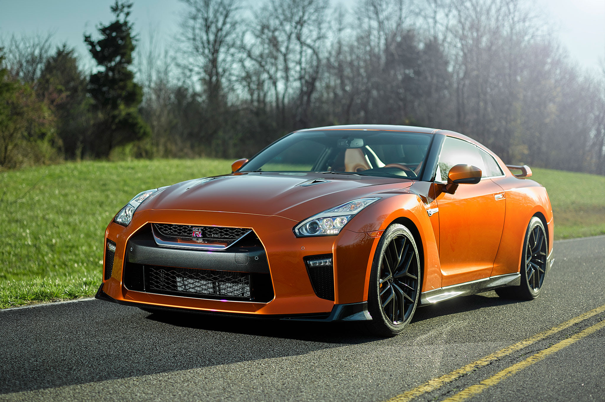 2017 Nissan GT R front three quarter 04