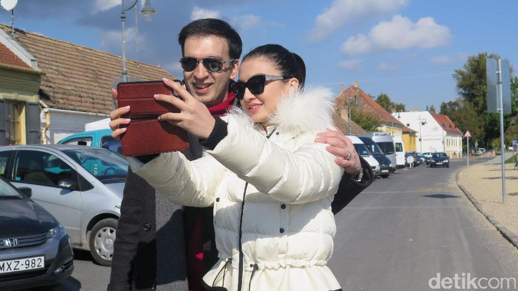 Keakraban Manoj Punjabi dan Raline Shah di Szentendre