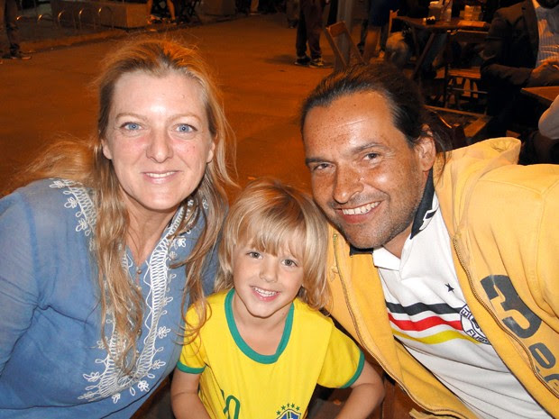 Família Hops já visitou o Rio de Janeiro antes de chegar a Belo Horizonte; garotinho alemão mostra com orgulho camisa brasileira (Foto: Raquel Freitas/G1)