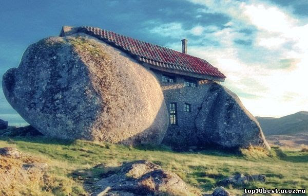 Дом между валунами