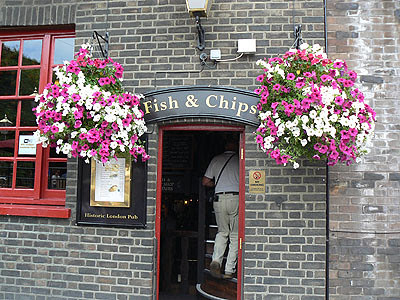 pub près de London Bridge.jpg