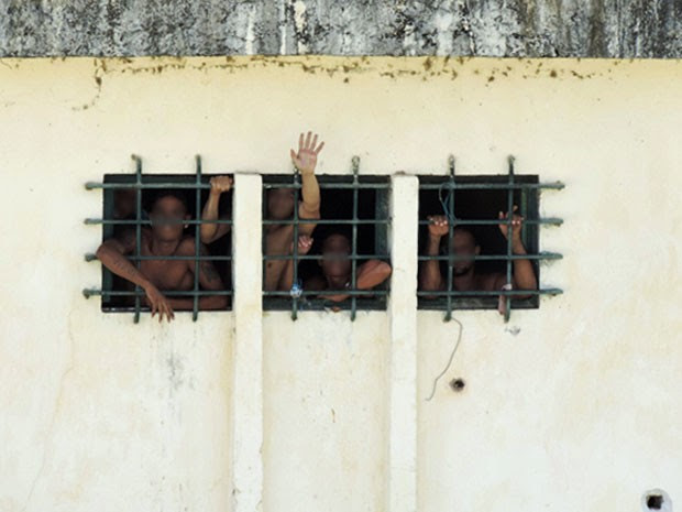 Marcas, aparentemente de tiros, podem ser vistas em unidades que abriga 1.870 presos, mas só tem capacidade para 650 (Foto: Débora Soares/G1)