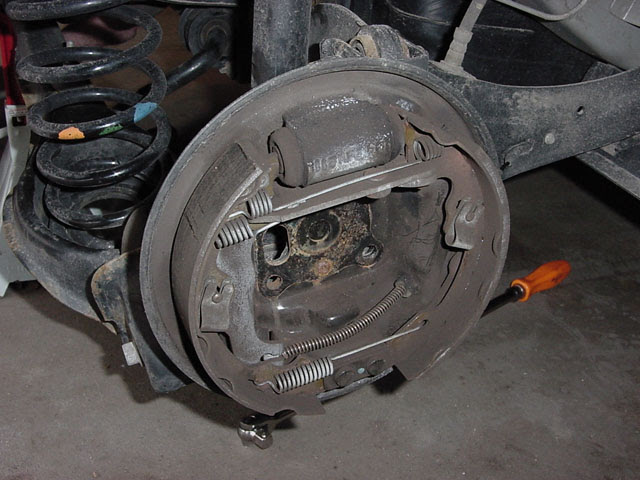Replacing rear drum brake shoes - Focus Hacks