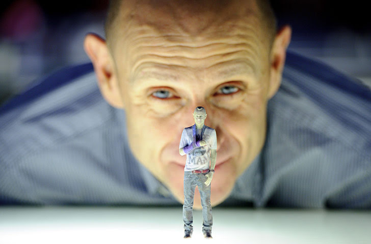 Ο δημοσιογράφος και τηλεπαρουσιαστής Evan Davis εγκαινιάζει στο Βρετανικό μουσείο Επιστήμης, την έκθεση  "3D: Printing the Future, ενώ εμφανίζεται μπροστά του το τρισδιάστατο ομοίωμα του.