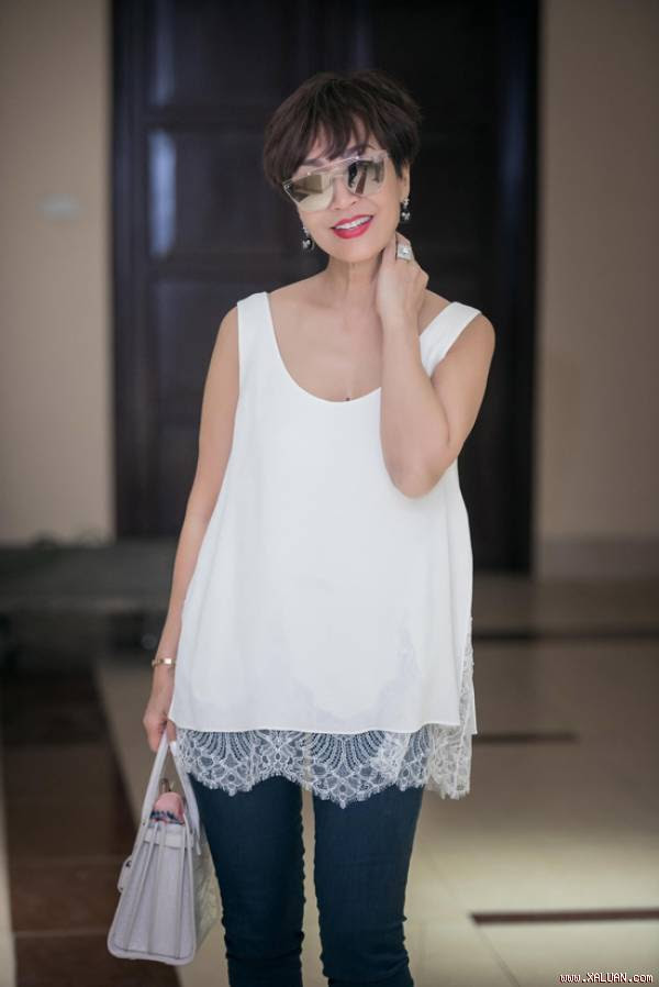 Xuất hiện tại buổi tập, nữ danh ca diện áo sơ mi trễ nải với quần jeans, đeo kính và xách túi hàng hiệu.