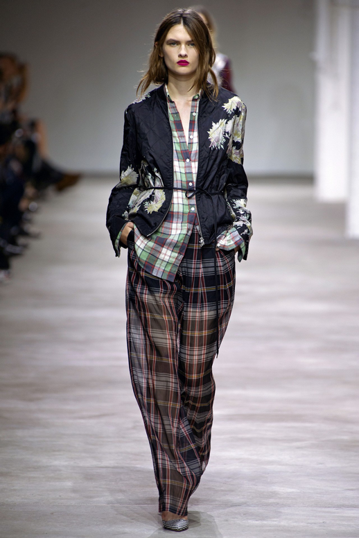 LE FASHION BLOG DRIES VAN NOTEN SPRING SUMMER SS 2013  EASY HAIR PLAID PLAID SHIRT PRINT PANTS SLOUCHY LOOSE FIT WRAP JACKET CHECKERED  PUMPS RED PINK LIPS 8