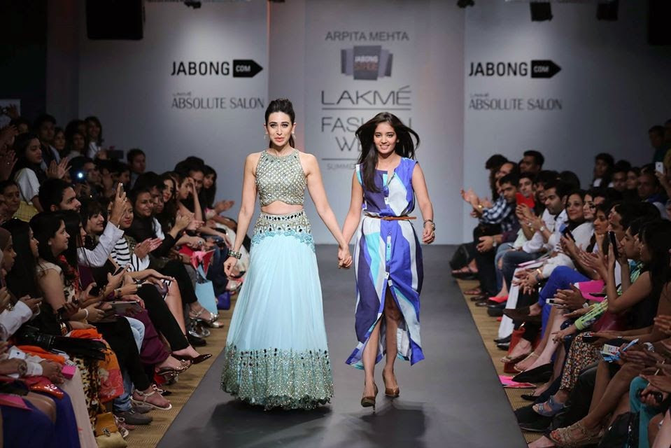Show stopper Karishma Kapoor Walk on the LFW-2014 for ARPITA MEHTA