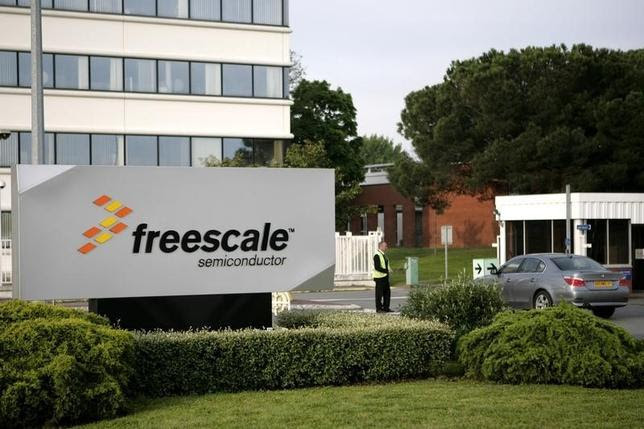 A car enters the Freescale Semiconductor Inc plant in Toulouse, southwestern France, April 24, 2009. REUTERS/Jean-Philippe Arles