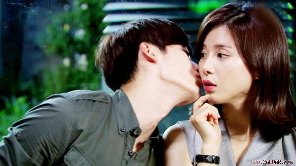  Người đàn ông ấy đến với đời bạn bằng vẻ ngoài đẹp mã, ăn mặc thời thượng, nói những điều hay ý đẹp và được vây quanh bởi biết bao cô gái xinh đẹp khác. (Ảnh: Internet)