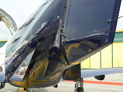avion bleu et jaune.jpg