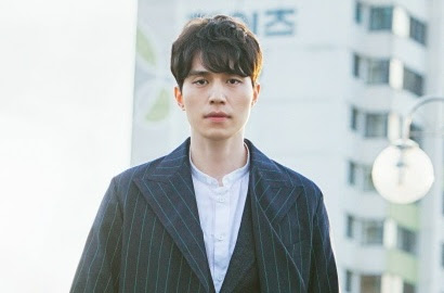  Lee Dong Wook Terlalu Banyak Pakai Lip Tint di 'Goblin'?, Bibir Merah Banget HorasSumutNews.com - Berita Terkini Terbaru Hari Ini -"Guardian : The Lonely and Great God " ("Goblin") tidak ada habisnya dibicarakan publik meski baru mulai tayang Desember ini. Salah satu yang menarik perhatian adalah makeup Lee Dong-wook sebagai malaikat maut. 