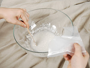 ボウルに158mlのぬる湯（人肌くらい）を用意し、粉剤を混ぜ手際よくかき混ぜます ※時間をかけ過ぎないよう注意 ※ぬる湯の温度が高いと硬化が早まってしまいます