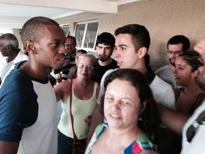 Vinicius Romão foi recebido por mais de 20 amigos e familiares (Foto: Káthia Mello / G1)