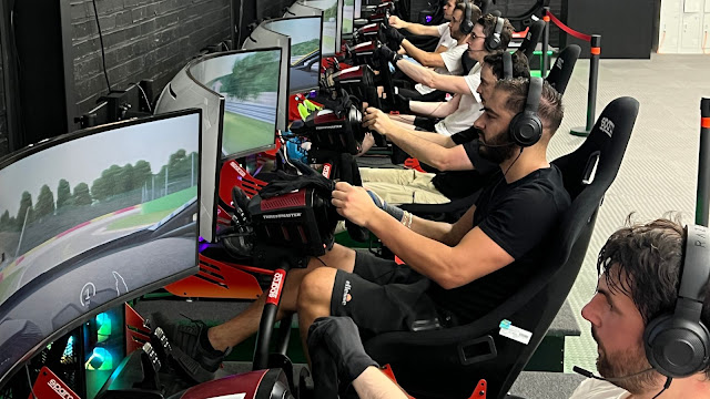 Race simulator bij KickCity is een leuke en spannende activiteit voor vrienden