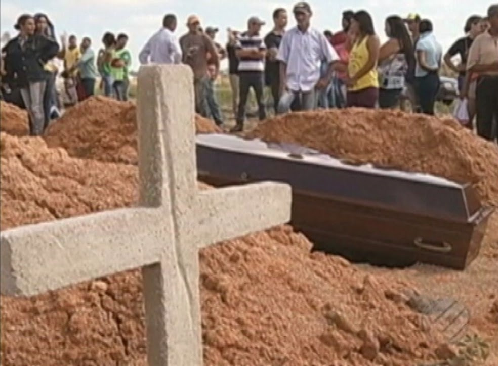 Famílias sepultam as vítimas do massacre (Foto: Reprodução/TV Liberal)