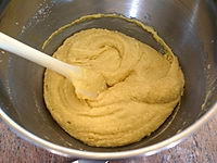 Crema pasticcera e cucchiaio biscotti