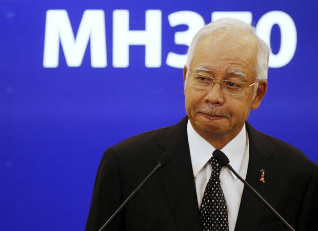 O primeiro-ministro da Malásia, Najib Razak, confirma em anúncio na TV que destroços encontrados na Ilha Reunião são do voo MH370 (Foto: Olivia Harris/Reuters)