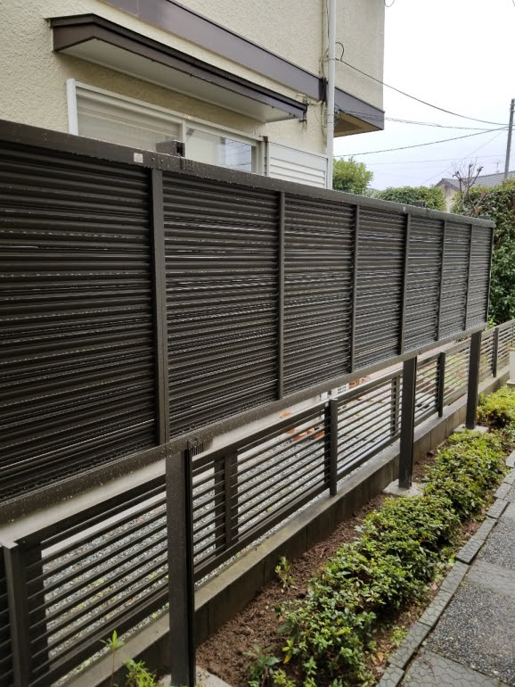 視線が気になる方の目隠しフェンス工事が増えています 茨城県古河市のお庭のことなら エクステリア 外構 ガーデン 株式会社カネイ工房