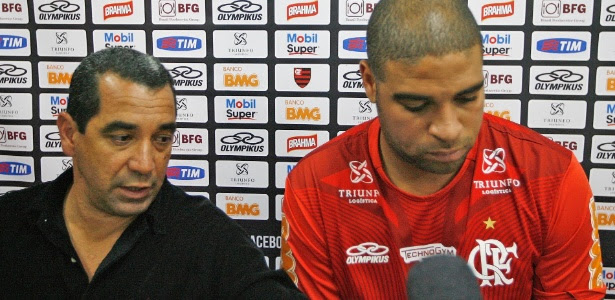 Por mensagem, Adriano (D) disse a Zinho (E) que não queria mais jogar futebol