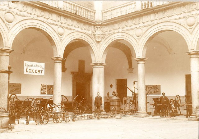 Feria de Maquinaria Agrícola en el Hospital Tavera hacia 1910. Fotografía de los Sucesores de Compañy © Cámara Agraria de Toledo, Junta de Comunidades de Castilla-La Mancha
