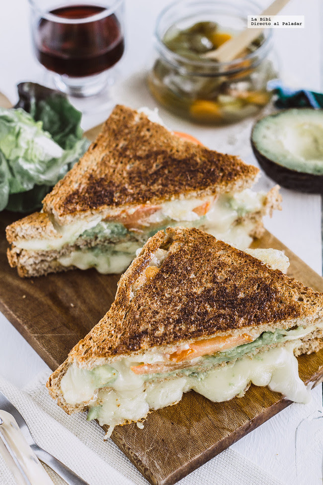 sandwich aguacate y queso brie
