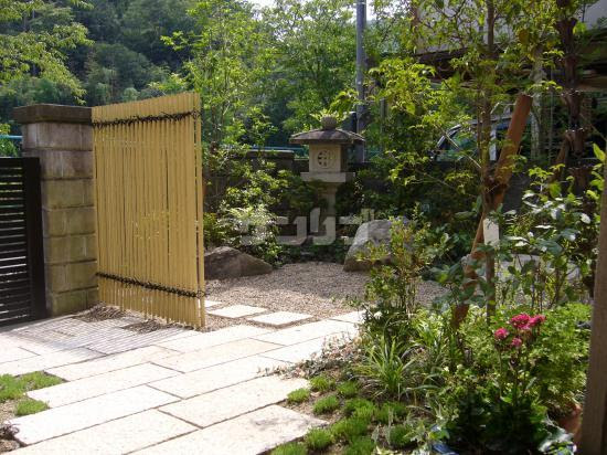 施工例 石組み 生垣 灯籠をモダンにデザインした和庭 兵庫県姫路市