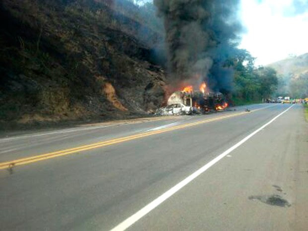 Acidente envolvendo caminhão-tanque e carros deixa mortos na BR-116, na Zona da Mata de MG  (Foto: Divulgação / Polícia Rodoviária Federal)