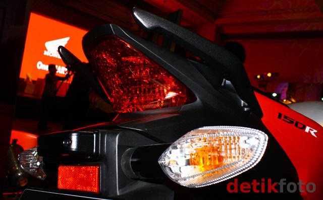 Honda CBR150R Meluncur