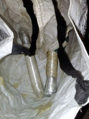 Bananas de dinamite foram encontradas pela polícia após o crime (Foto: Marinaldo Viana)