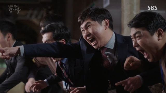 Gi-tae, Mr. Goo and the Doldam team fighting off intruders