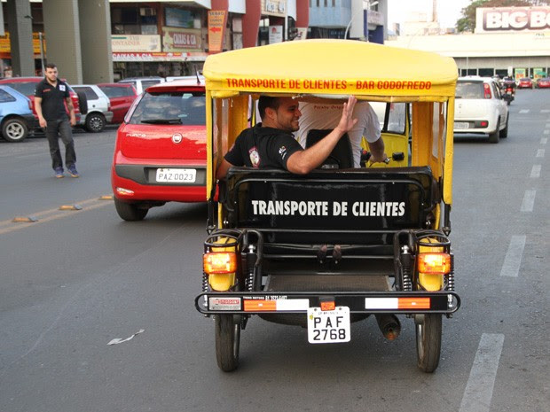 Cliente circula de tuk-tuk pela 408 Norte (Foto: Vianey Bentes/TV Globo)