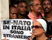 Alcuni manifestanti protestano in piazza Navona, a Roma (Ansa)