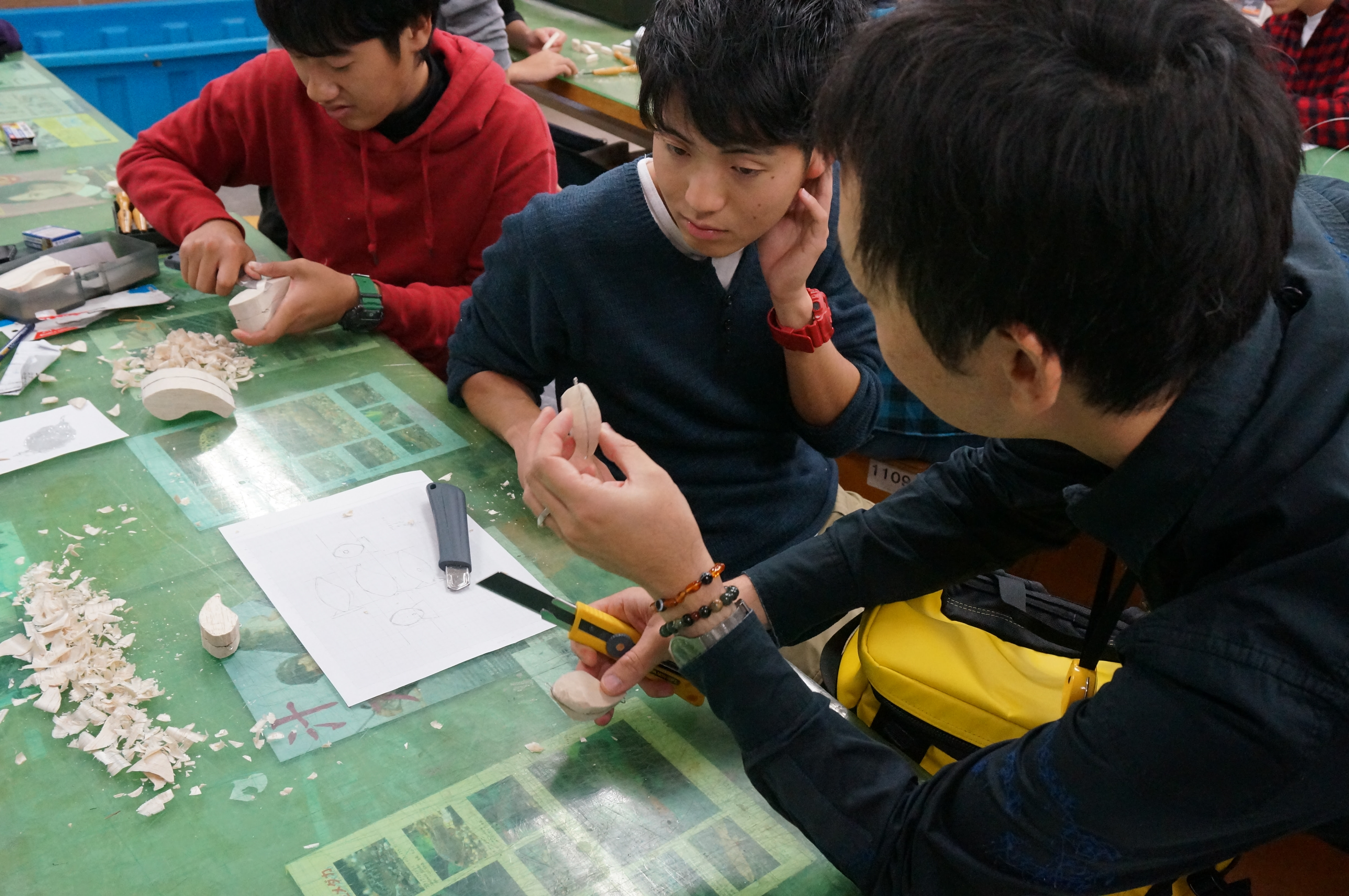 ついに張り合わせ ルアーの形になってきた ルアーメイキング 張り合わせ編 フィッシングの専門の学校なら総合学園ヒューマンアカデミー