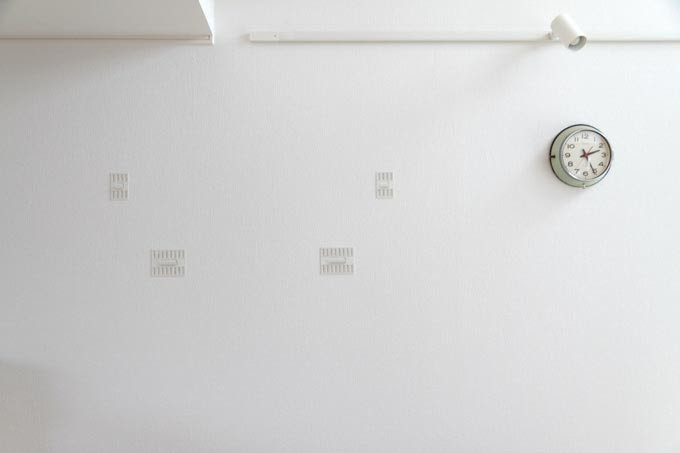 金具を取り付けた石膏ボードの壁