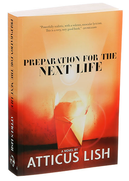 La novela del 2014.- Para muchos Atticus Lish es quien le ha puesto el nombre literario al 2014 con su debut Preparation for the next life. Nombrado en casi todas las listas de lo mejor del año, reseñado muy positivamente por todos los medios (aquí la reseña de Dwight Garner en The New York Times), la novela se centra en dos personaje: Zou Lei (inmigrante que trabaja en un restaurante chino en Queens) y Skinner (veterano de guerra, deprimido y desequilibrado, habitante de un cubil en Queens). El curriculum de Atticus Lish, el autor, no pasa desapercibido: hijo del legendario Gordon Lish -el editor de Carver y autor también-, abandonó la Universidad de Harvard, se perdió en la vida, habitó en departamentos miserables de Queens como su Skinner, se hizo marine y luego viajó a China con su mujer. Volvió a Estados Unidos y se dedicó a hacer traducciones técnicas del chino al inglés antes de terminar la universidad y escribir esta novela que muchos califican de obra maestra. Hoyo en uno.
¿Tendrá ya editor en castellano? 