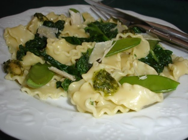 Makaron, młody szpinak, domowe pesto