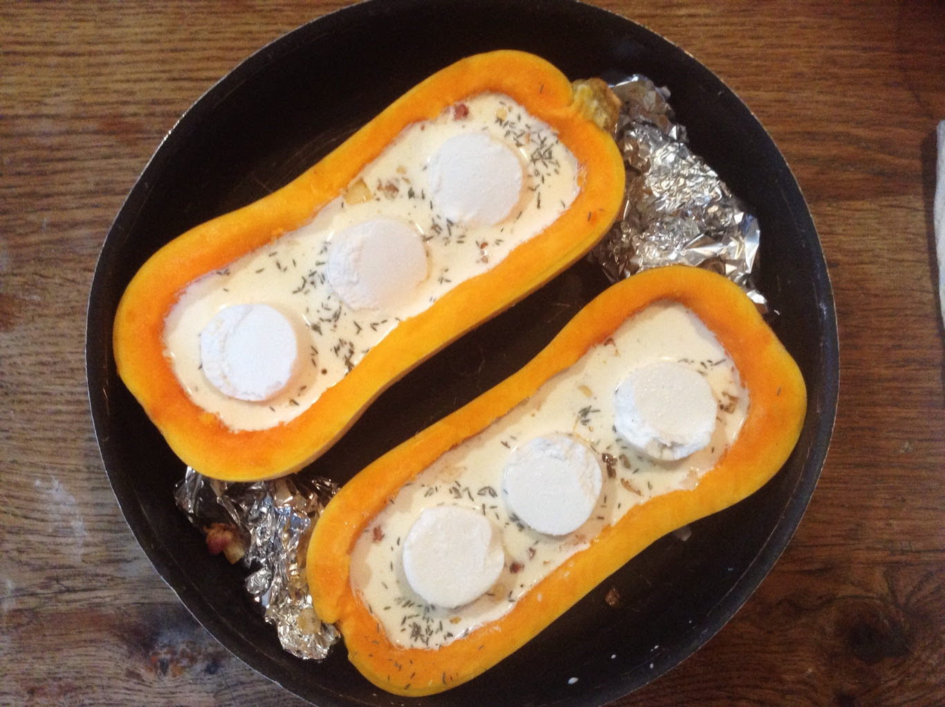 Butternut farcie au chèvre, lardons et thym - recettes de ...