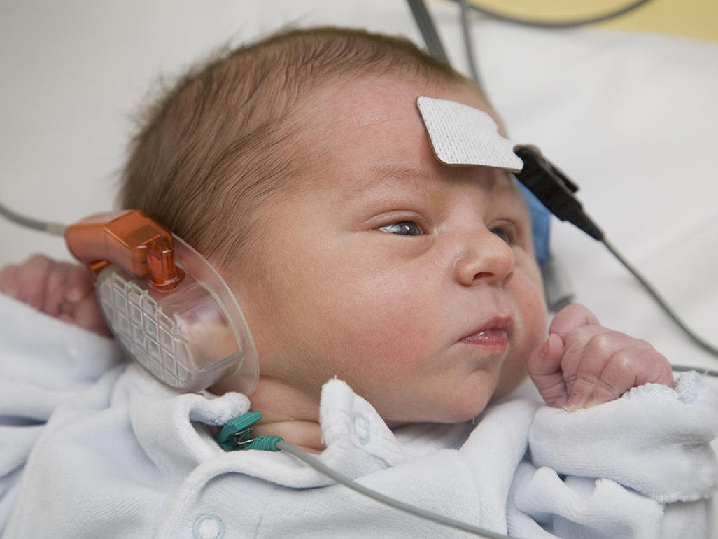 Warning signs of a hearing problem in a baby | BabyCenter