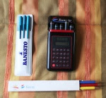 Calculadora, bolis y lápices