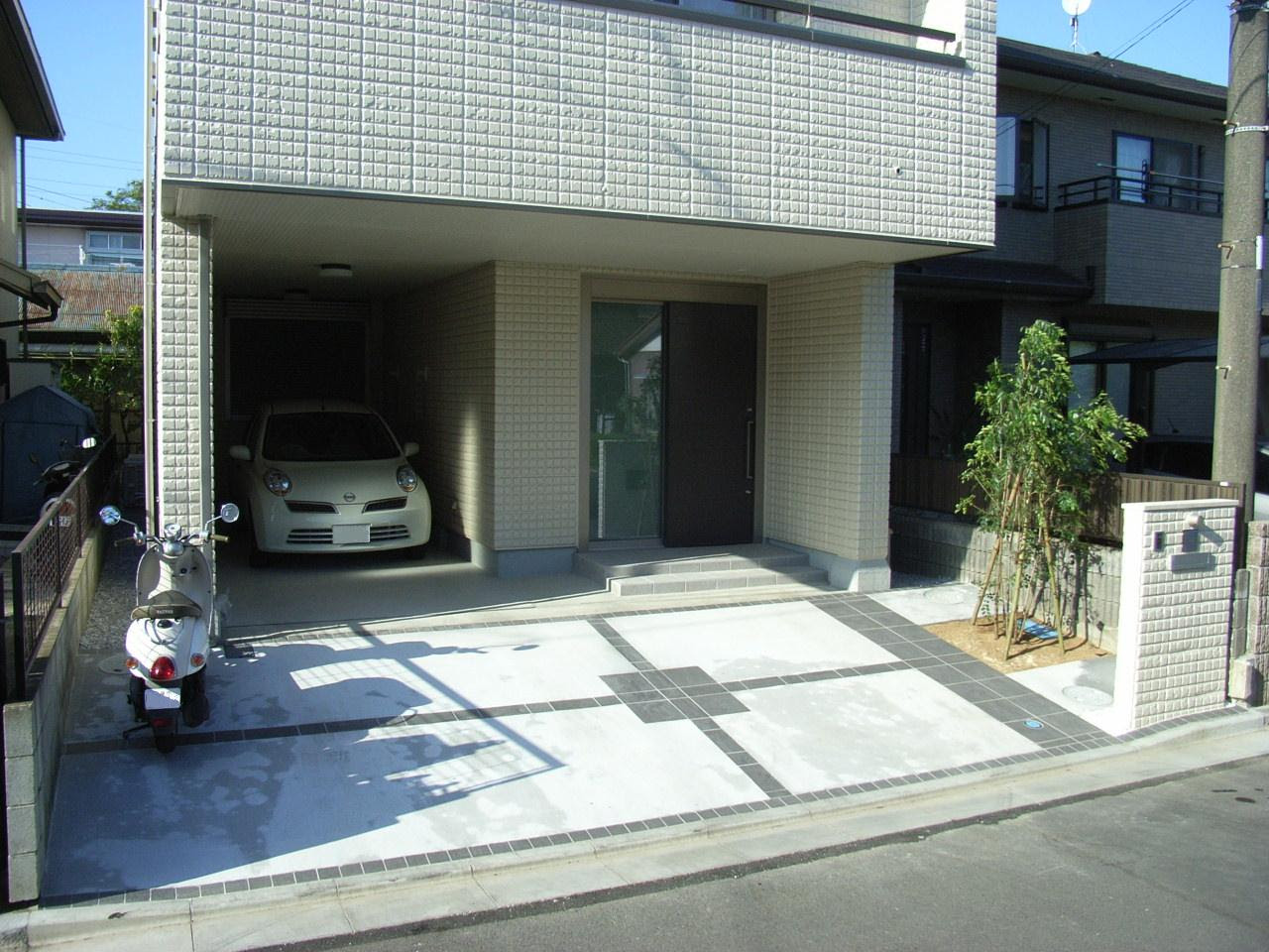 ビルトインガレージのあるオープンな駐車場兼アプローチ 平塚市 平塚市 新築 リフォーム エクステリア アトラスホーム