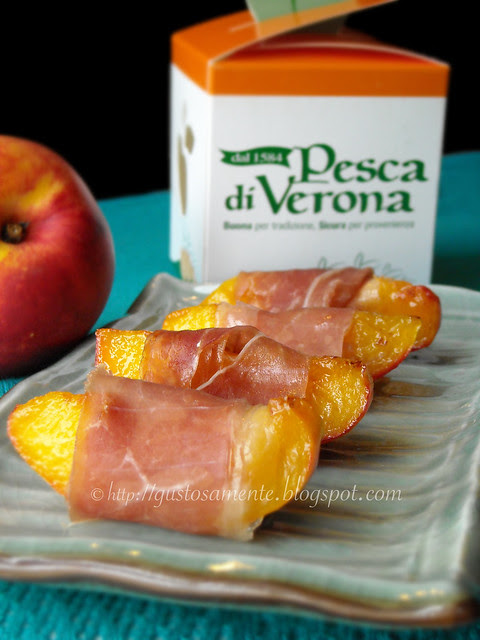 Spicchi di pesca al prosciutto