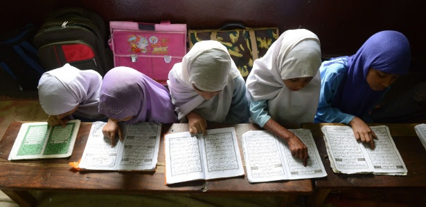Meninas muçulmanas recitam o Alcorão em sala de aula de uma escola religiosa em Hyderabad (Índia) 