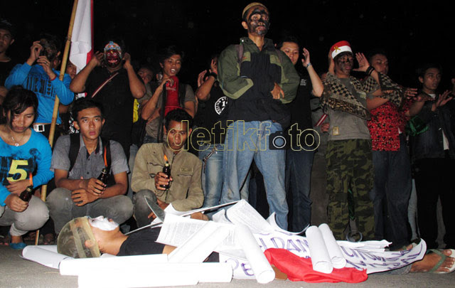 Aksi Protes Pemberangkatan Polisi ke Bima