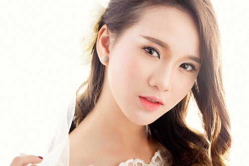 Diệu Mai hỏi bấm mí mắt có nguy hiểm không