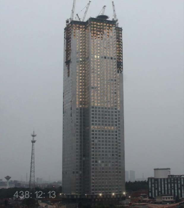 Grupo chinês Broad Group constrói arranha-céu de 240 metros em 19 dias na cidade de Changsha (Foto: BBC)