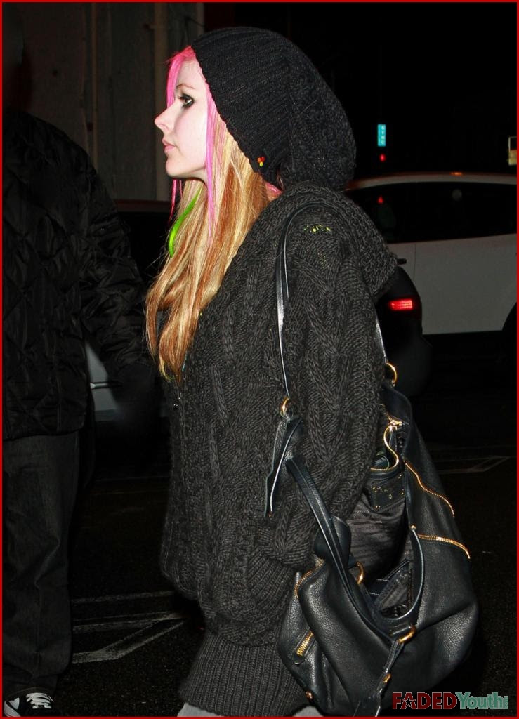 http://fadedblog.files.wordpress.com/2010/11/47970pcn_lavigne06.jpg