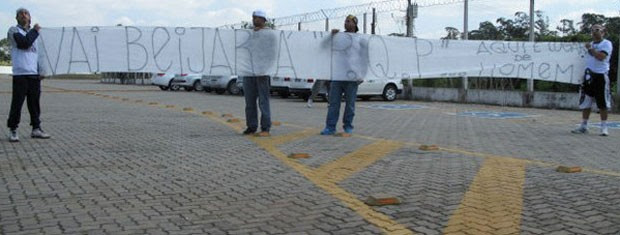 Torcedores da Camisa 12 protestam contra Sheik com faixas com frases homofóbicas (Foto: Rodrigo Faber / Globo Esporte)