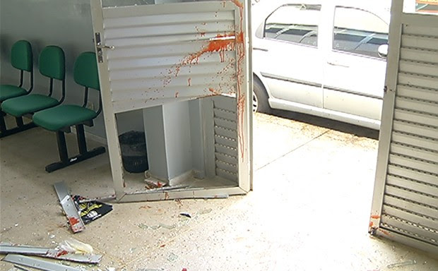 Adolescente quebrou porta da 3ª DP, no bairro Alecrim, em Natal (Foto: Edmilson Santos/Inter TV Cabugi)